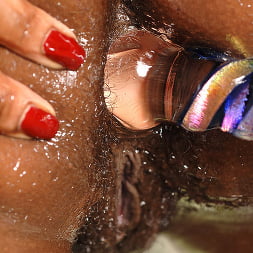 Pumping her brown eye to orgasm!